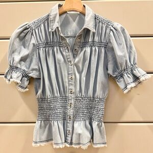 Blue Denim top with short sleeves in light wash